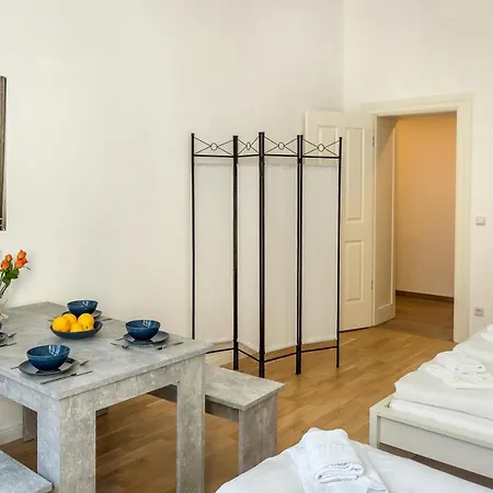 Newton-appartement Mit 3 Schlafzimmern Apartment Berlin