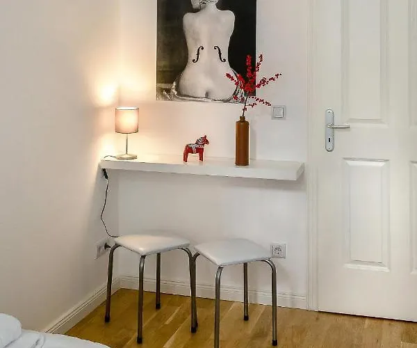 Newton-appartement Mit 3 Schlafzimmern Lägenhet